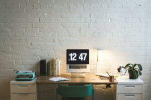 Photo d’un bureau bien organisé avec un agencement ergonomique favorisant la productivité.
