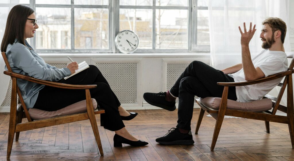 Un salarié visiblement épuisé, la tête dans les mains, symbolise le poids mental du burn-out dans les environnements de travail modernes. Cette image illustre l’importance de détecter les signes d’épuisement avant qu’ils ne s’aggravent.