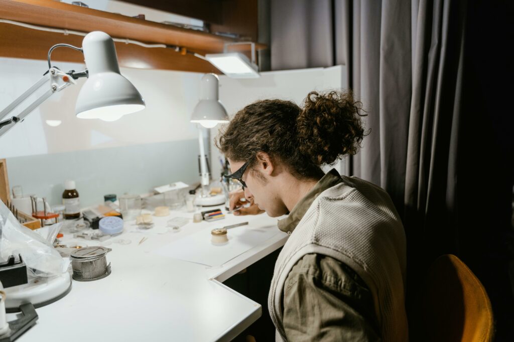Exemple d’éclairage ergonomique pour un poste de travail confortable.
