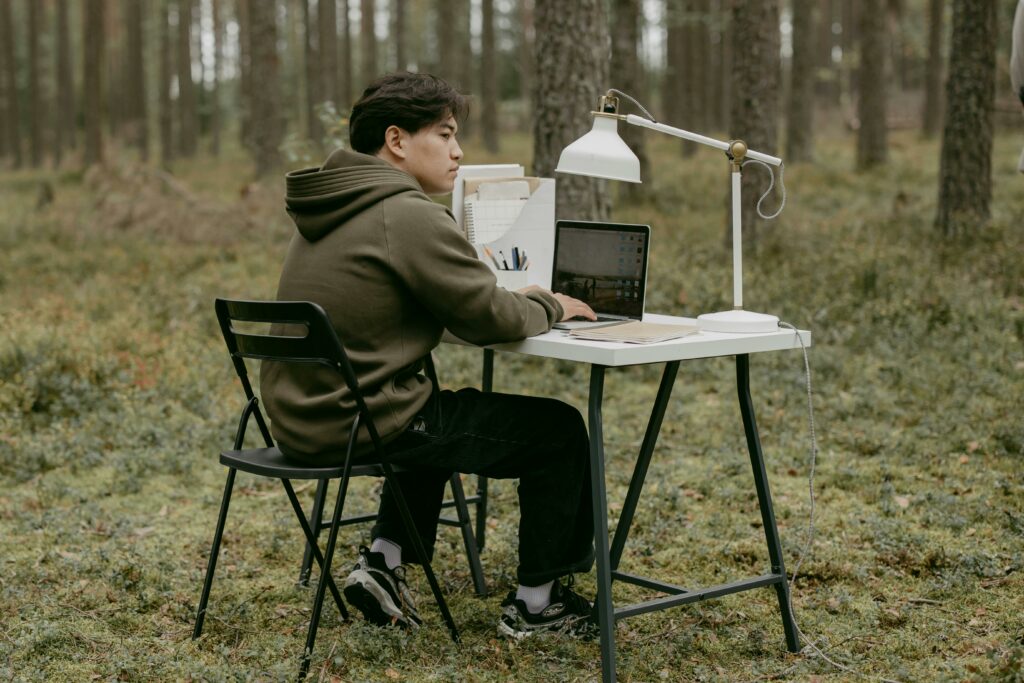 Poste de travail extérieur pour améliorer le bien-être et la concentration.