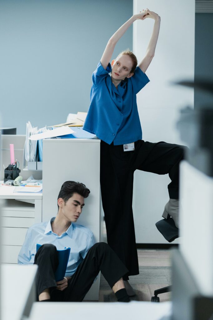 Personne effectuant des étirements simples au bureau pour prévenir les tensions musculaires.