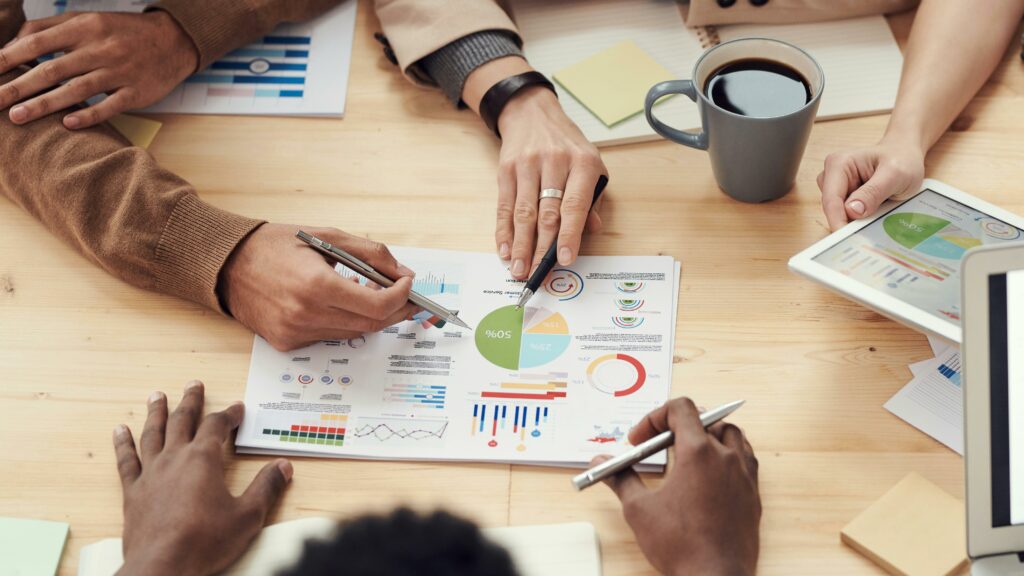 Une équipe de managers en formation ou réunion stratégique, analysant des données liées à la qualité de vie au travail. L’image soutient l’idée que la prévention du burn-out commence par la formation à la détection des risques psychosociaux.