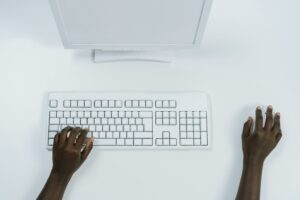 Photo illustrant la hauteur et la distance optimales de l’écran pour une posture ergonomique.